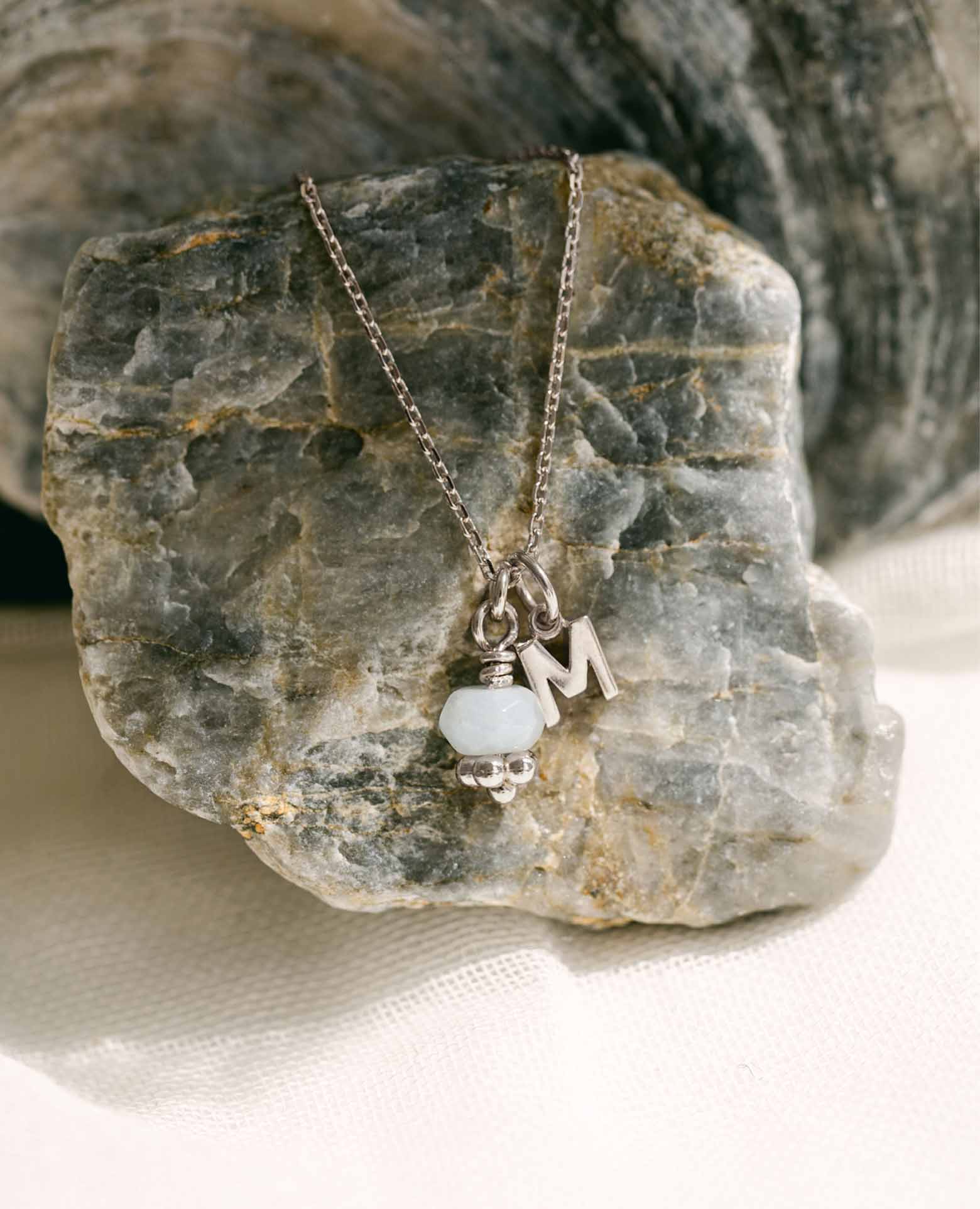 Collier <i>Aigue-marine</i> et initiale argent mas